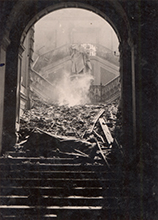 Schwarz-weiß Fotografie: Die völlig zerstörte Badische Landesbibliothek im Sammlungsgebäude am Friedrichsplatz. Blick auf den Brandschutt im Treppenhaus.