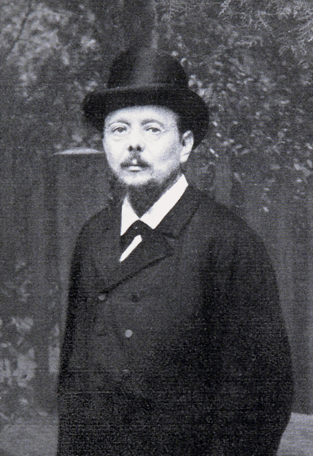 Schwarz-weiß Fotografie von Wilhelm Brambach mit Zylinder.