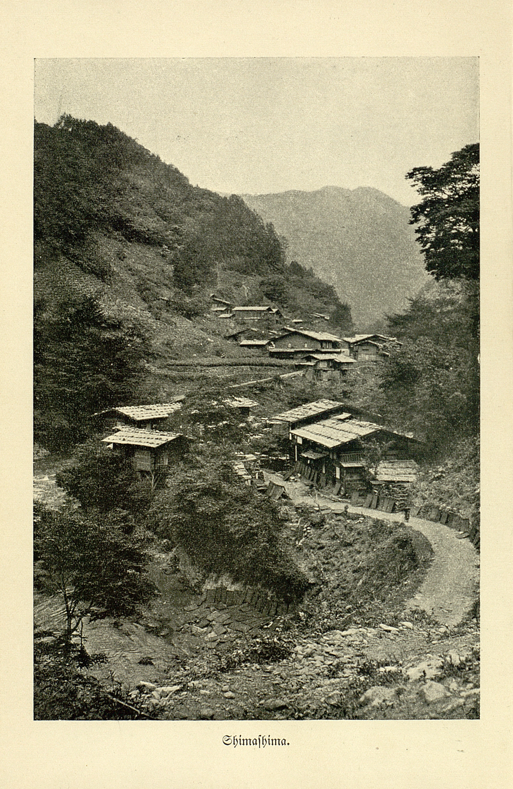 Die Schwarz-Weiß Fotografie zeigt eine kleine japanische Bergsiedlung. 