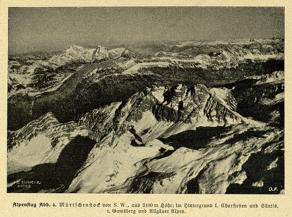 Das Bild zeigt eine Luftaufnahme des Mürtschenstock von 1918. Aufgenommen aus 3200 Metern. Im Hintergrund sind der Säntis, die Allgäuer Alpen, die Churfirsten und Gamsberg zu erkennen. 
