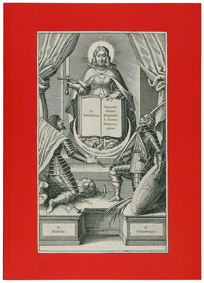 Zu sehen ist ein rotes Cover eines Ausstellungskataloges. Zentral sieht man ein quadratisches Bild auf welchem zentral eine Person mit Heiligenschein und einem großen aufgeschlagenen Buch steht. Rechts und links von dieser Person knien zwei Ritter welche zu ihr heraufschauen.