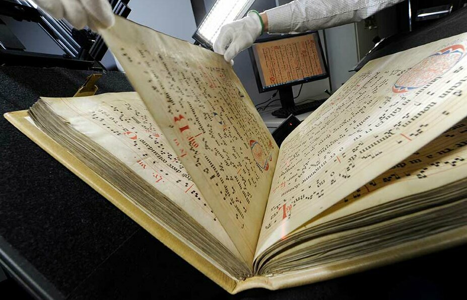 © Foto: Uli Deck Ein Pergamentcodex liegt zur Digitalisierung auf dem Grazer Buchtisch.