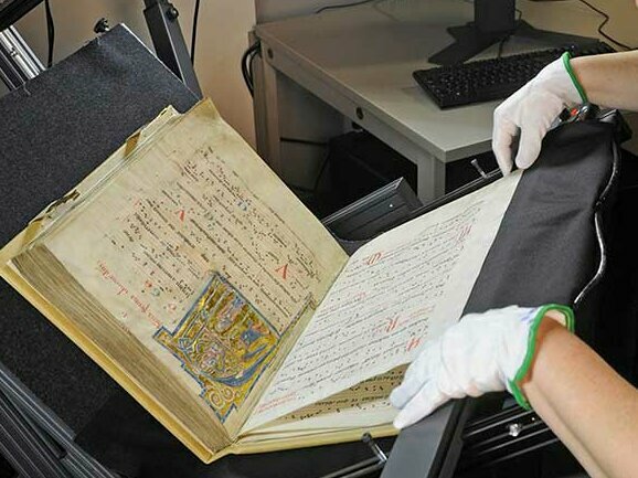 © Foto: Uli Deck In der Digitalisierungswerkstatt der Badischen Landesbibliothek wird eine prächtige mittelalterliche Notenhandschrift digitalisiert.