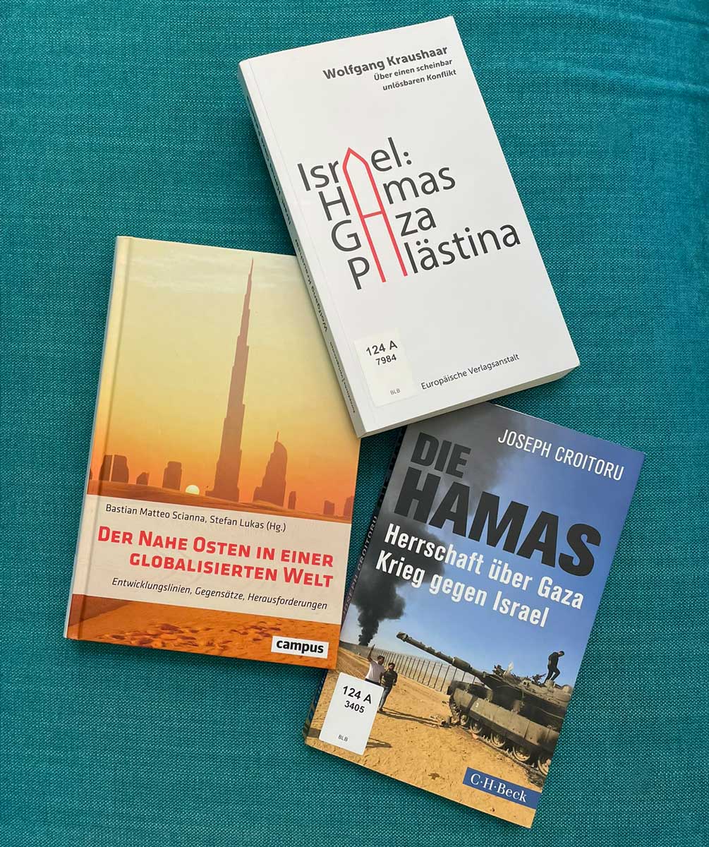 Auf dem Foto sind drei Buchtitel zum Themengebiet Nahostkonflikt zu sehen.