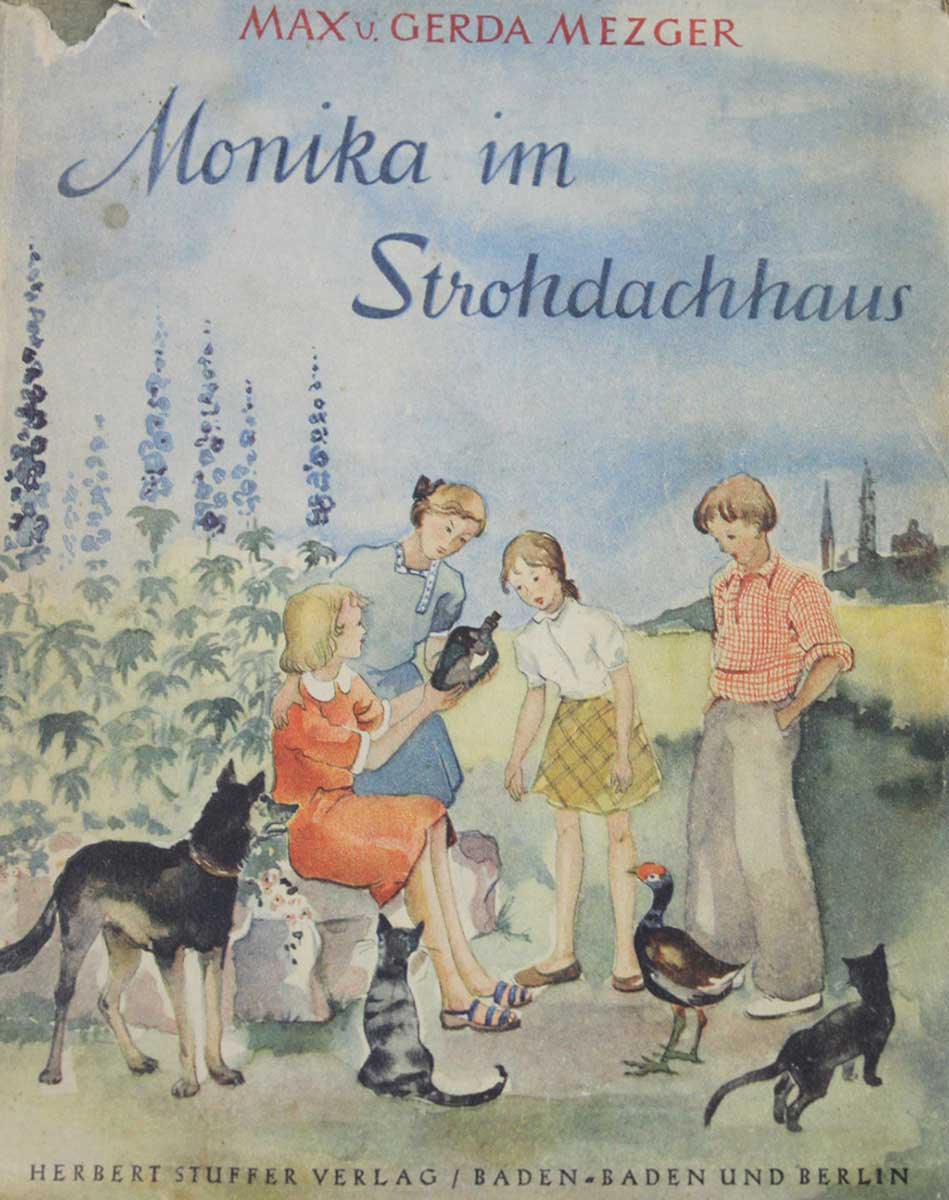© Foto: Badische Landesbibliothek Karlsruhe Gezeigt wird der Schutzumschlag des Kinderbuches „Monika im Strohdachhaus“ von Max und Gerda Mezger. Es erschien im Verlag von Herbert Stuffer im Jahr 1941. Zu sehen sind vier Kinder, umringt von Tieren, vor einer Kulisse aus Rittersporn. Eines der Kinder zeigt den anderen eine verkorkte Flasche.