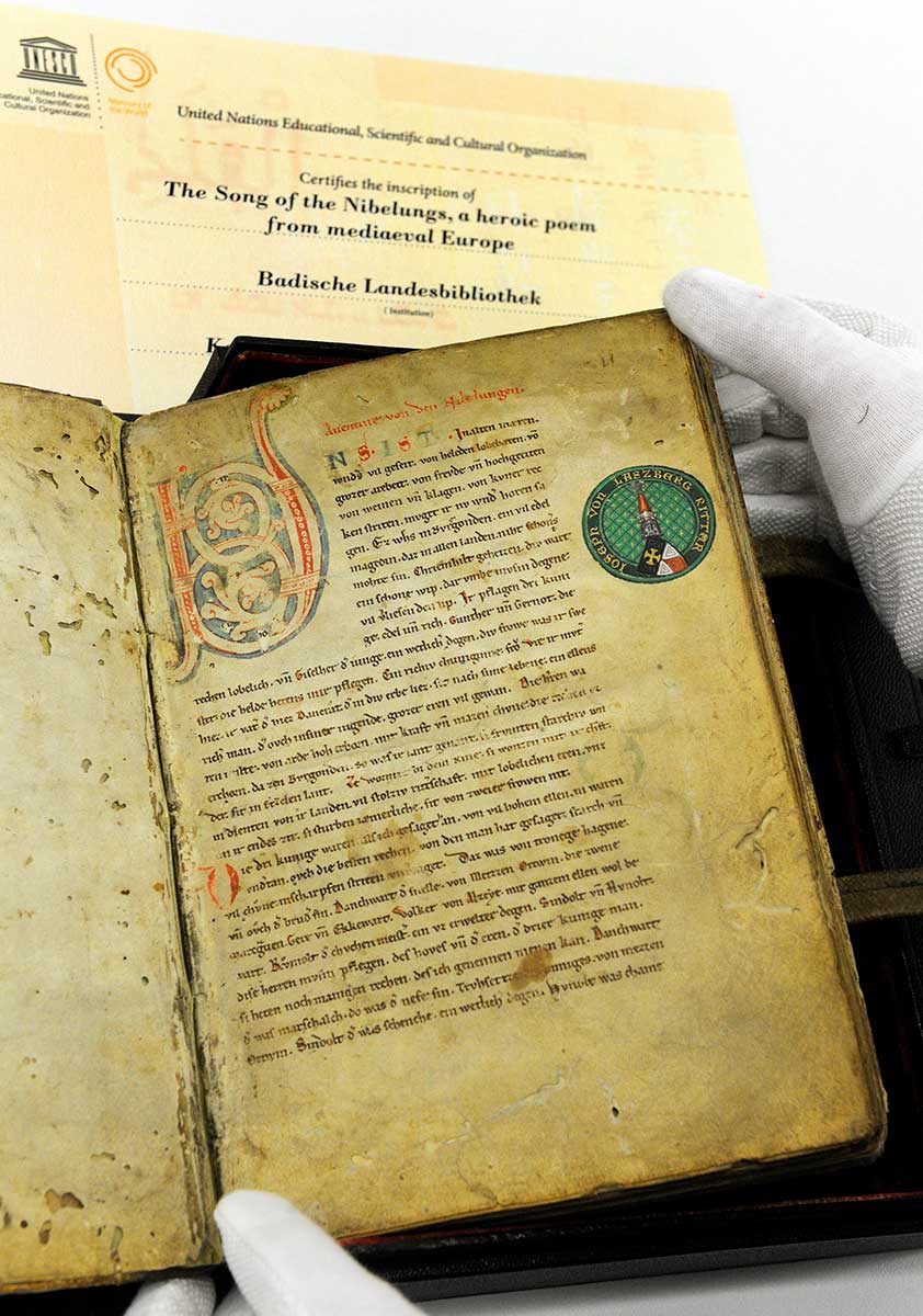 © Foto: Uli Deck Zu sehen ist die erste Seite der Nibelungenliedhandschrift C mit dem Wappenexlibris des Joseph von Laßberg.