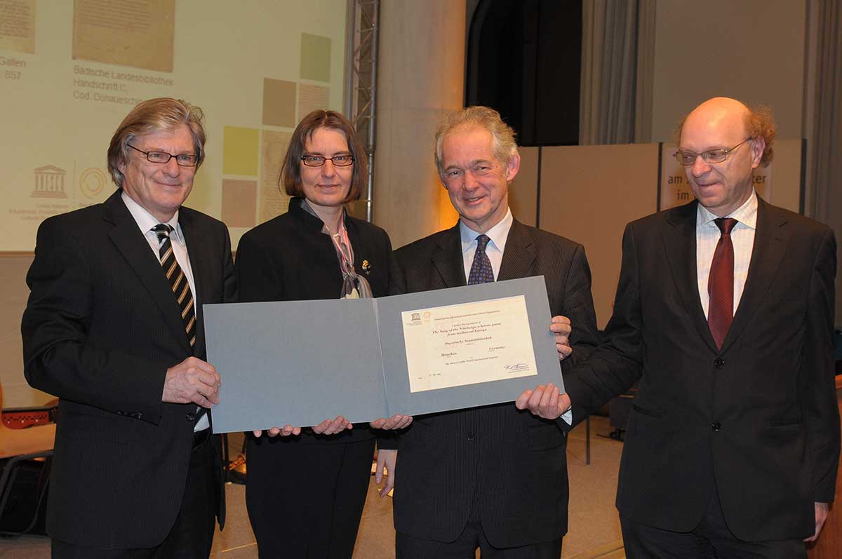 © Badische Landesbibliothek Karlsruhe Zu sehen sind die Vertreter der Bayerischen Staatsbibliothek, der Stiftsbibliothek St. Gallen und der Badischen Landesbibliothek bei der Verleihung der Urkunde zum Weltdokumentenerbe-Status des Nibelungenliedes im Januar 2010 in München.