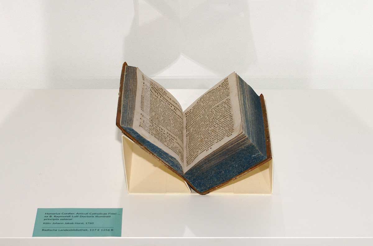 © Foto: Badische Landesbibliothek Karlsruhe Ausgestellt von Ramon Llull, der Buchschnitt ist dunkelblau.