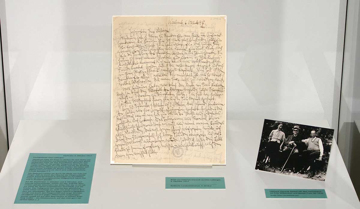 © Foto: Badische Landesbibliothek Karlsruhe Ausgestellt ist handschriftlicher Brief von Vierordt an Leibinger, daneben eine schwarz-weiß Fotografie von Vierordt mit Fritz Wilkendorf und dessen Frau.