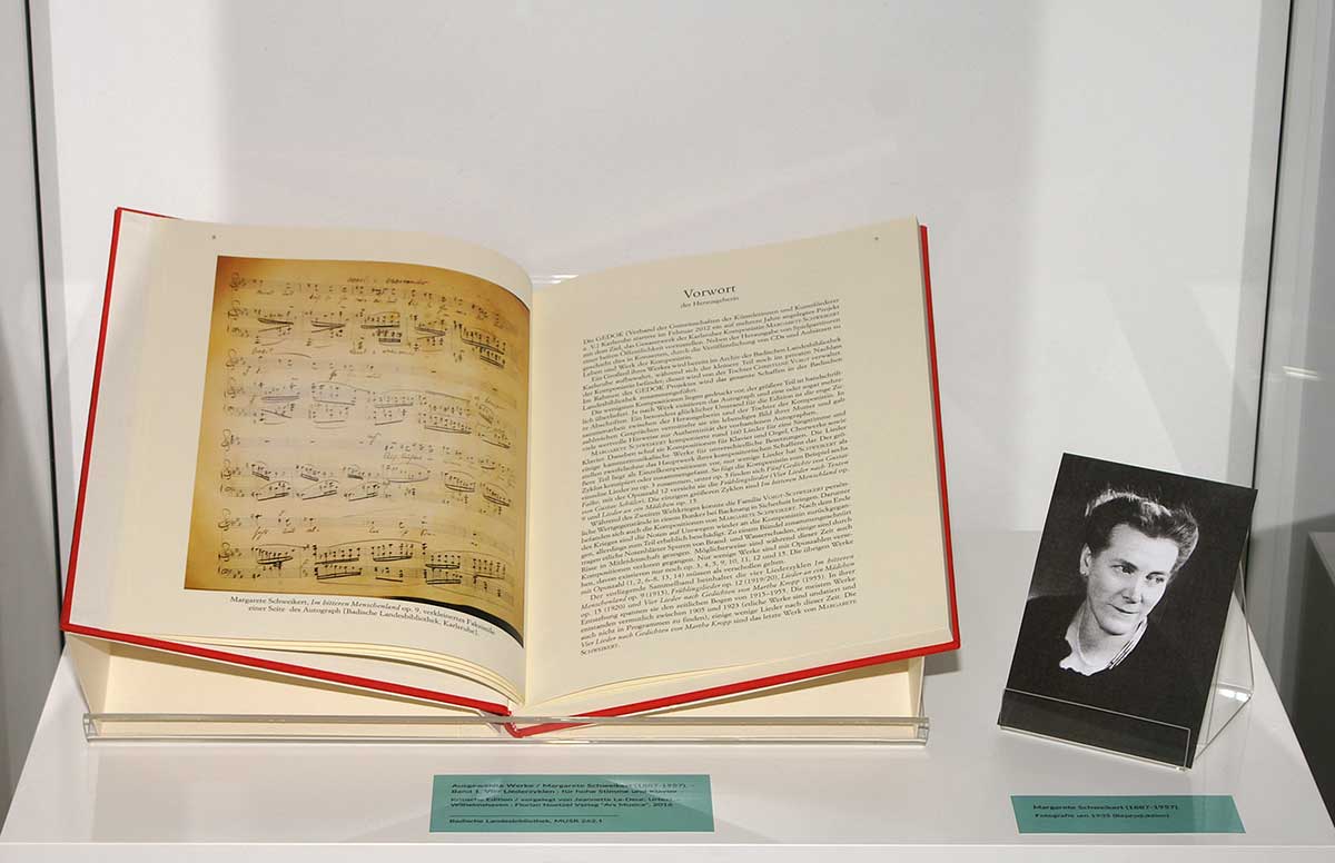© Badische Landesbibliothek Karlsruhe Ausgestellt ist Band 1 von Margarete Schweikerts ausgewählte Werke zusammen mit einem schwarz-weiß Porträt.