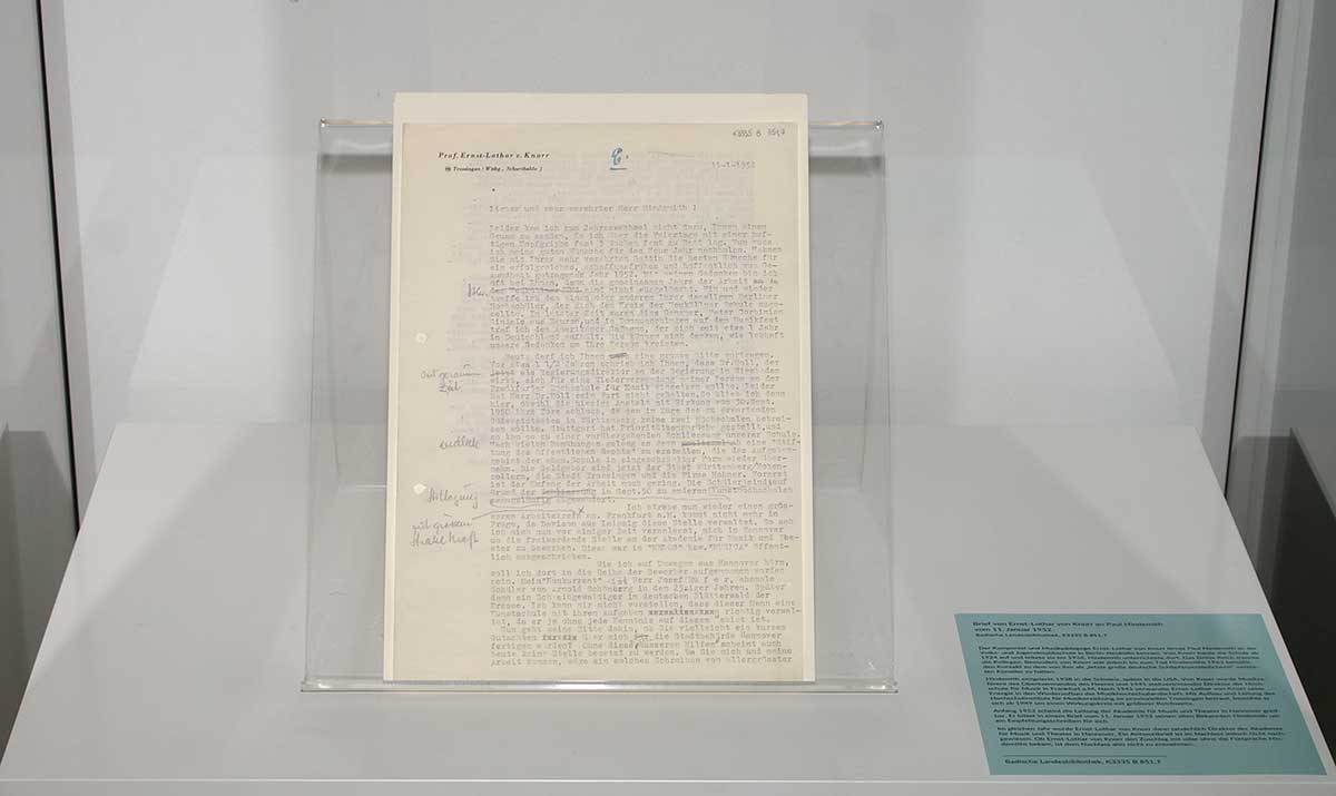 © Foto: Badische Landesbibliothek Karlsruhe Ausgestellt ist der Brief von Ernst-Lothar von Knorr an Paul Hindesmith. Der Brief ist mit der Schreibmaschine entsanden und wurde mit blauer Tinte korrigiert.