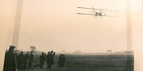 Schwarz-Weiß-Fotografie von einem Flugzeug in der Luft