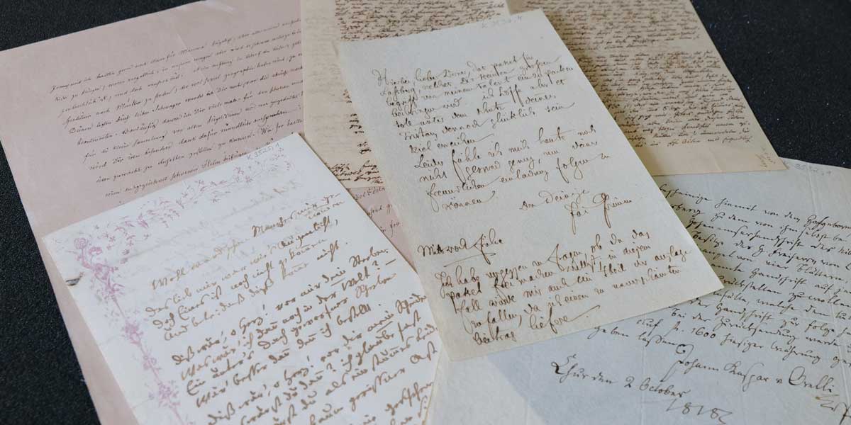 Das Foto zeigt mehrere handschriftliche Briefe von und an Joseph von Laßberg.