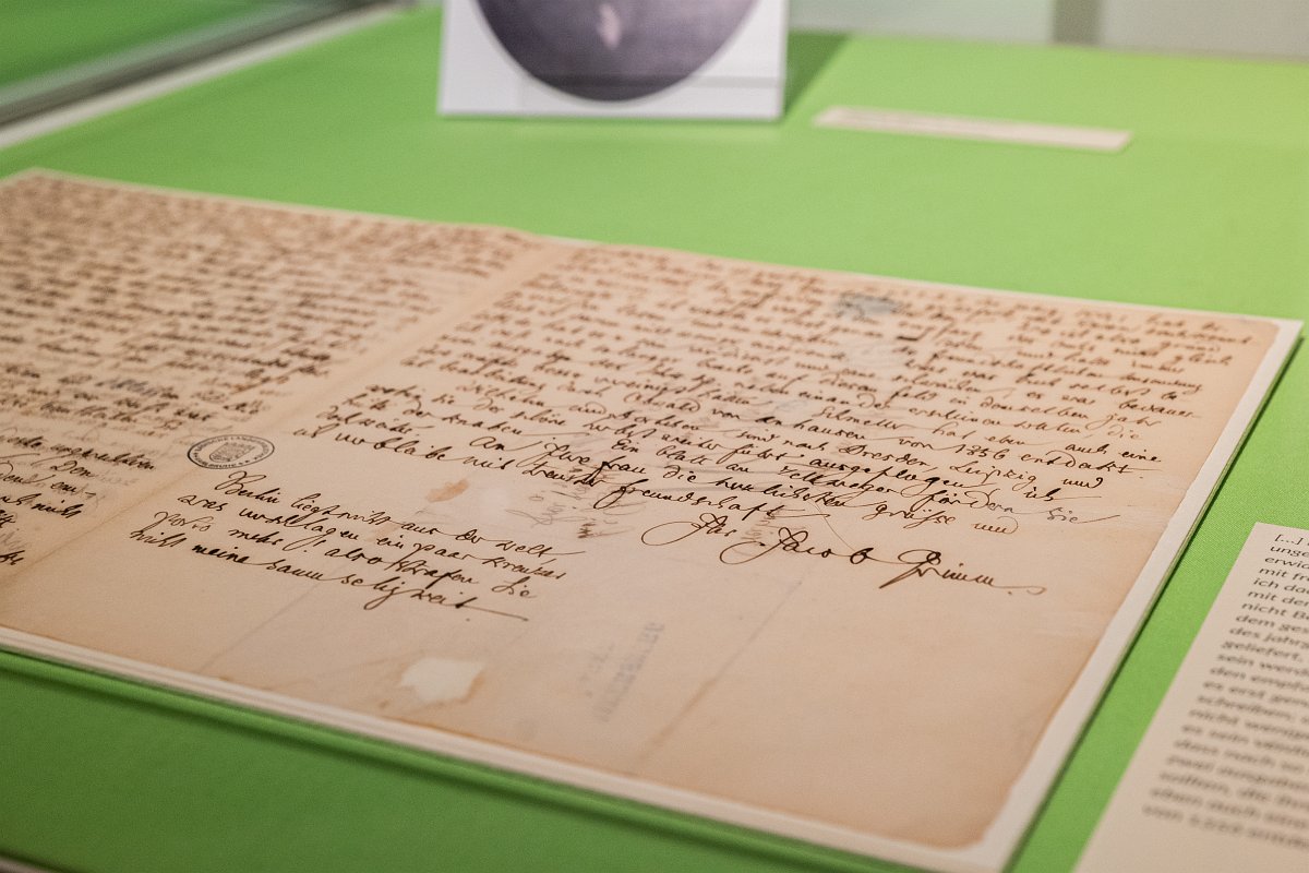 Blick in den Ausstellungsraum: Brief von Jacob Grimm.