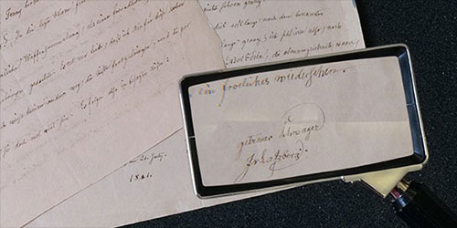 Brief Joseph von Laßbergs an Werner von Droste-Hülshoff. Eine Lupe vergrößert die Unterschrift von Joseph von Laßberg.