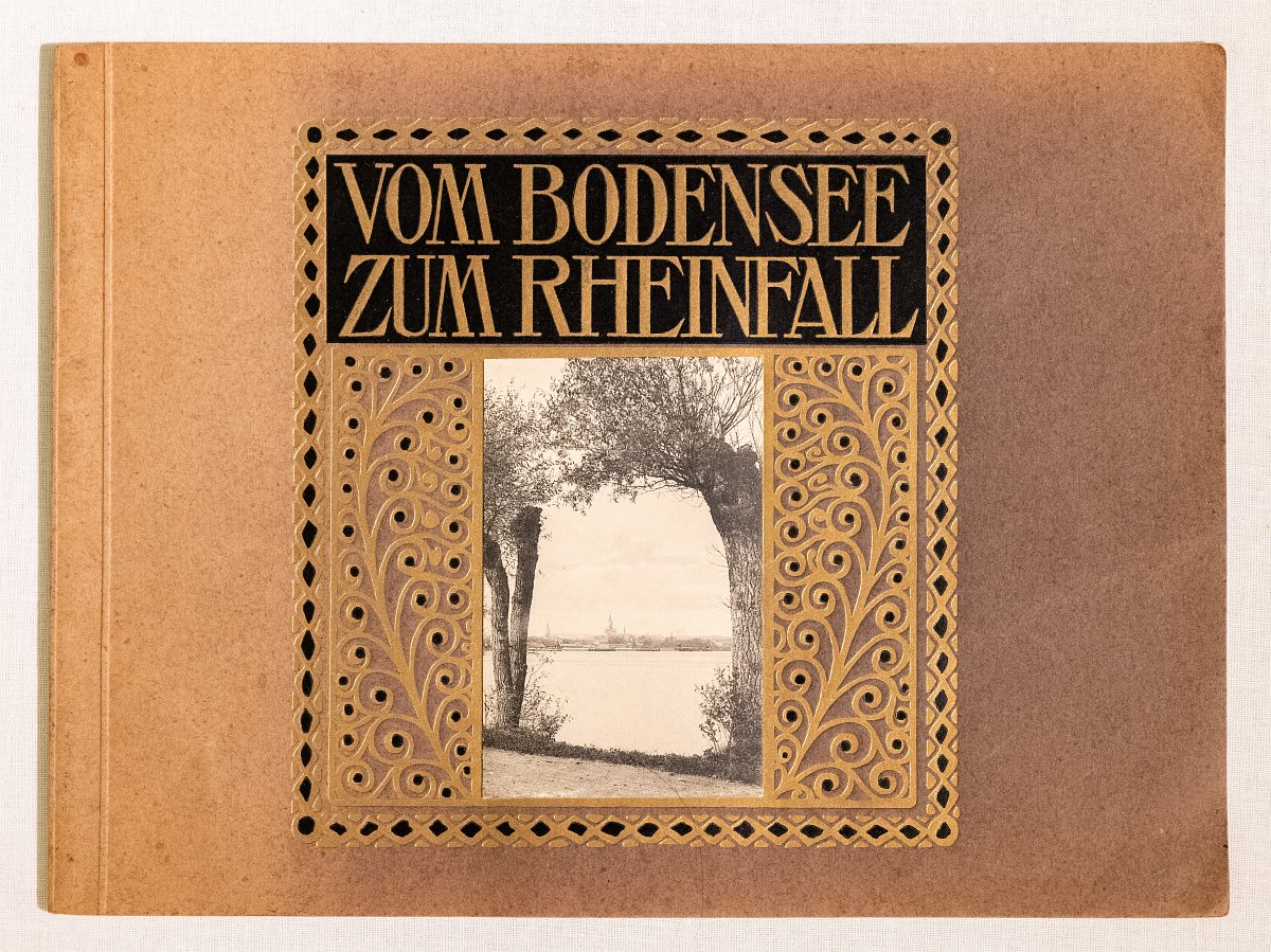 Umschlag des Buches „Vom Bodensee zum Rheinfall“, ein Ausschnitt eines Landschaftsbildes wird von goldenen Ornamenten mit schwarzen Akzenten umrahmt. 