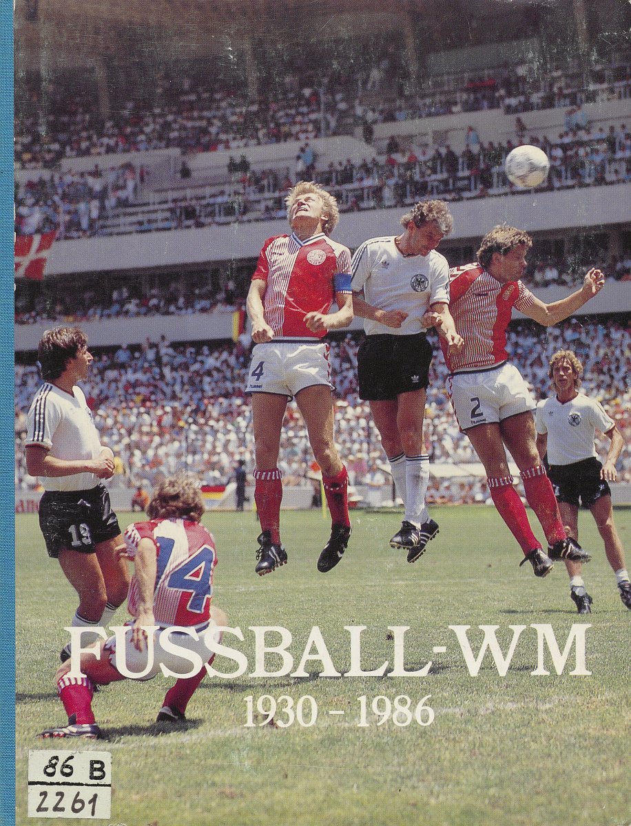 Einband des Buches „Fussball-WM 1930 - 1986“. Als Hintergrundbild wurde eine Momentaufnahme eines Fußballspieles genutzt.