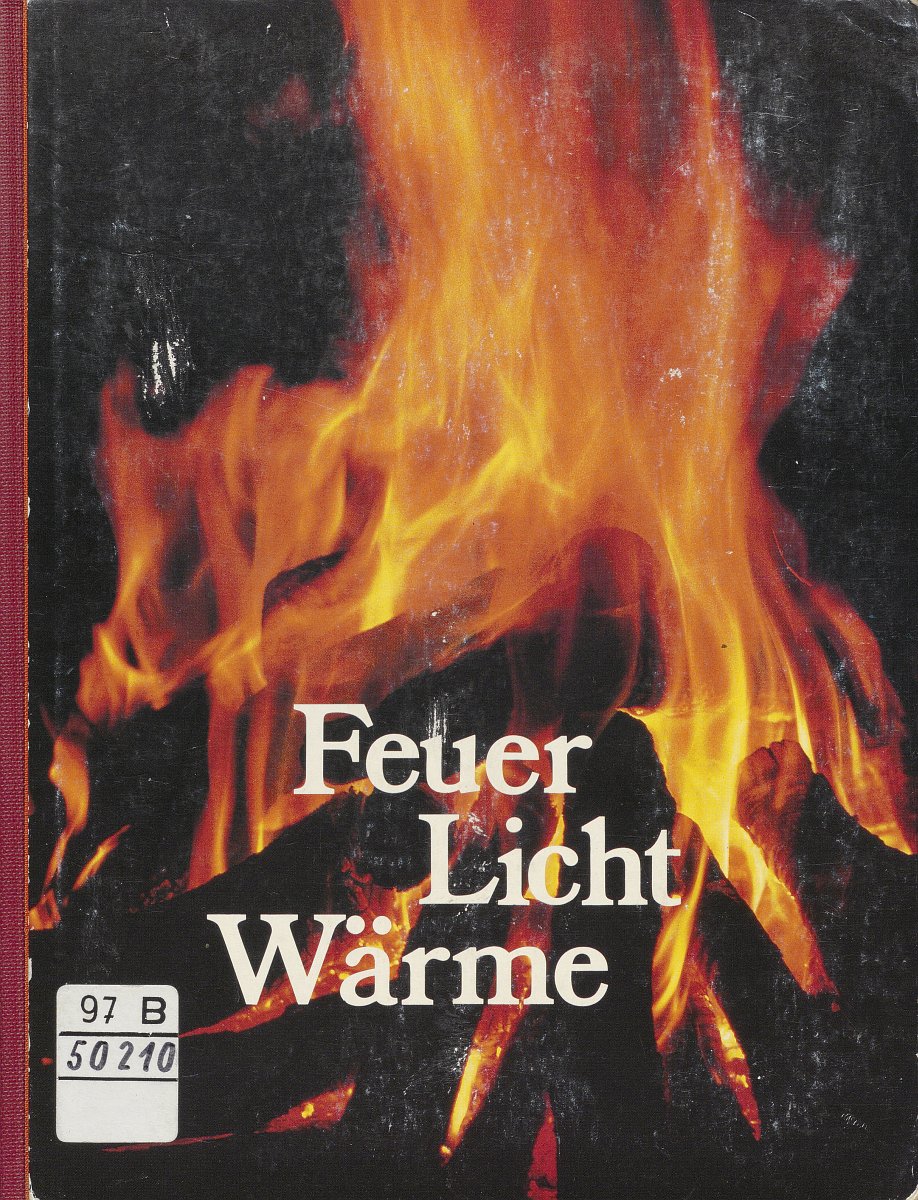 Einband des Buches „Feuer Licht Wärme“. Als Hintergrund wurde ein Foto einer Flamme genutzt.