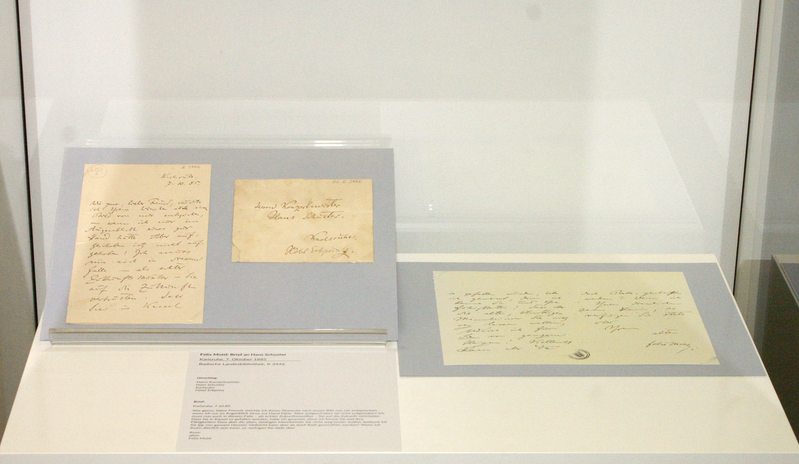 Auf blauem Karton aufgezogen sind Briefe von Felix Mottl an Hans Schuster.