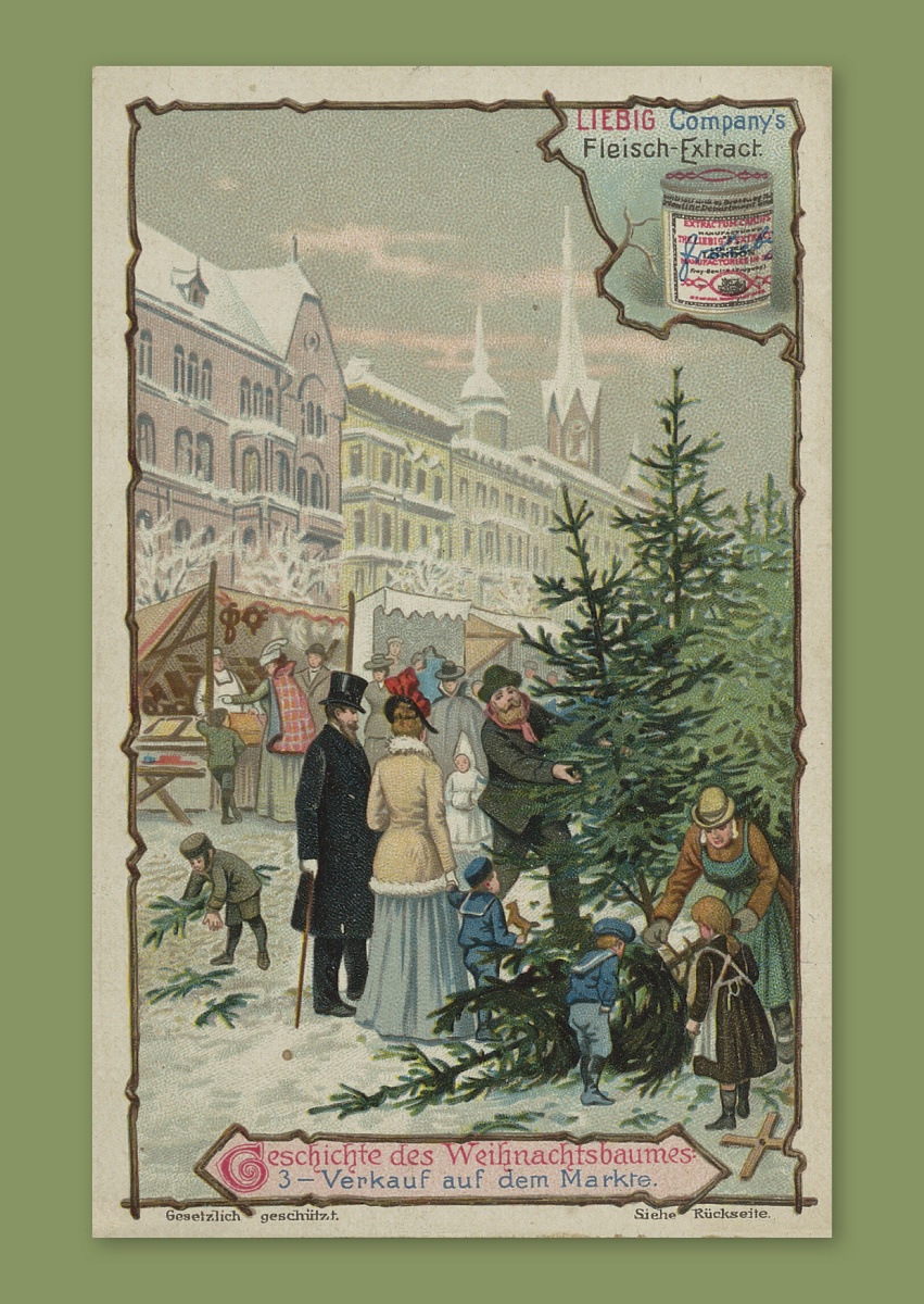 Abgebildet ist ein Sammelbild auf grünem Hintergrund. Das Bild zeigt die Geschichte des Weihnachtsbaums, hier der Verkauf auf dem Markt. Eine Familie steht am Verkaufsstand auf einem Marktplatz in der Stadt. Viele Weihnachtsbäume sind zu sehen, der Verkäufer präsentiert einen davon. Daneben entastet eine Frau in Arbeitskleidung einen liegenden Baum. Kinder schauen zu.