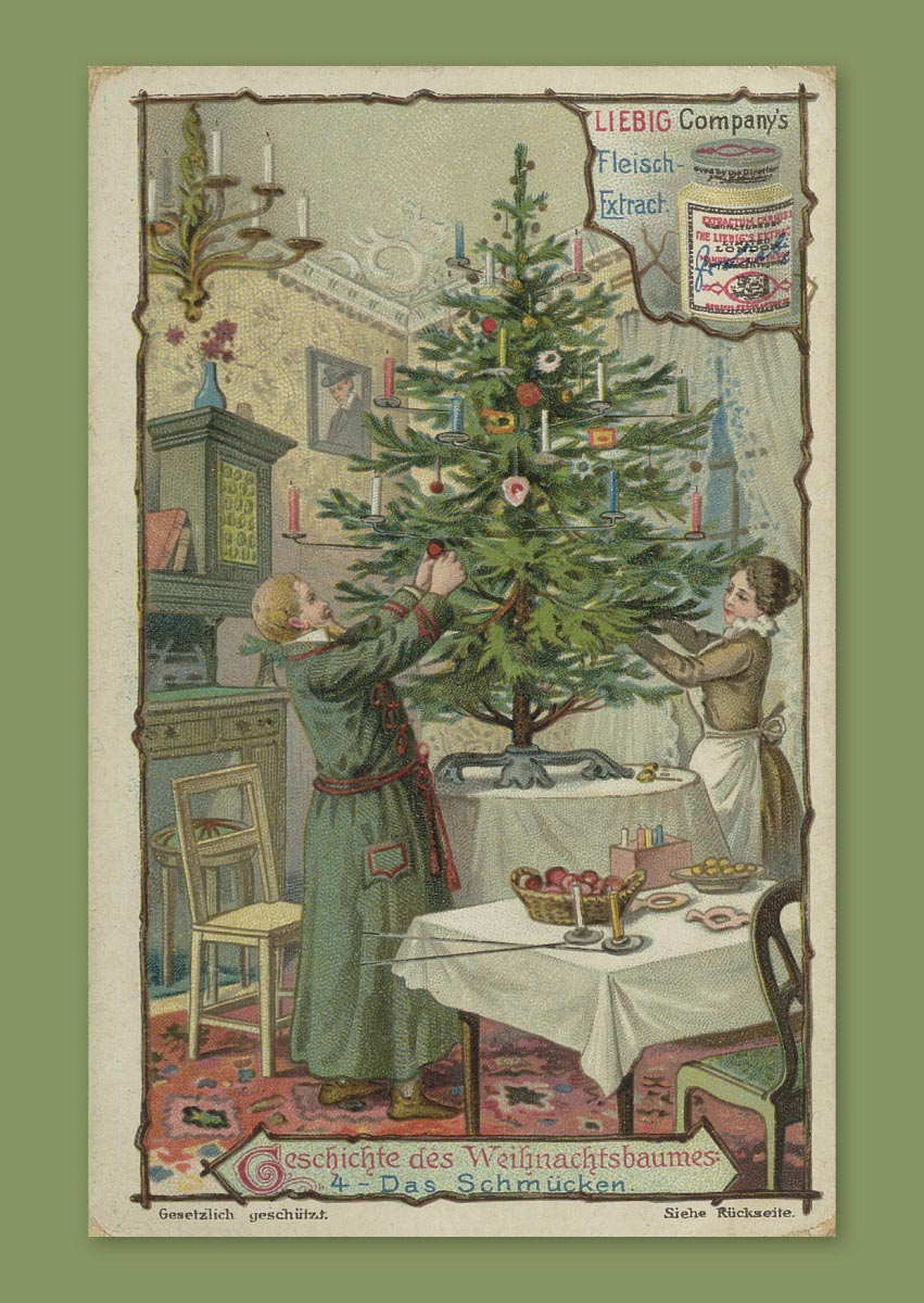 Abgebildet ist ein Sammelbild auf grünem Hintergrund. Das Bild zeigt eine Frau mit Schürze und einen Mann im Morgenmantel beim Schmücken des Weihnachtsbaumes. Dieser steht erhöht auf einem Tisch in einem Wohnzimmer.