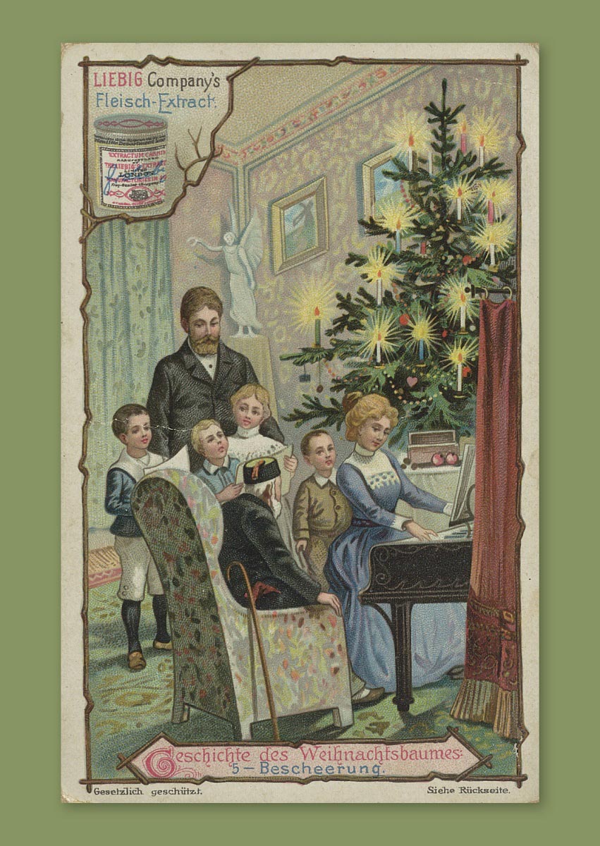 Abgebildet ist ein Sammelbild auf grünem Hintergrund. Das Bild zeigt eine Familie bei der Bescherung an Weihnachten. Der Weihnachtsbaum leuchtet hell mit zahlreichen Kerzen, davor spielt die Mutter am Klavier. Neben ihr stehen der Vater und die vier Kinder, zusammen singen sie. Im Sessel sitzend lauscht der Großvater.