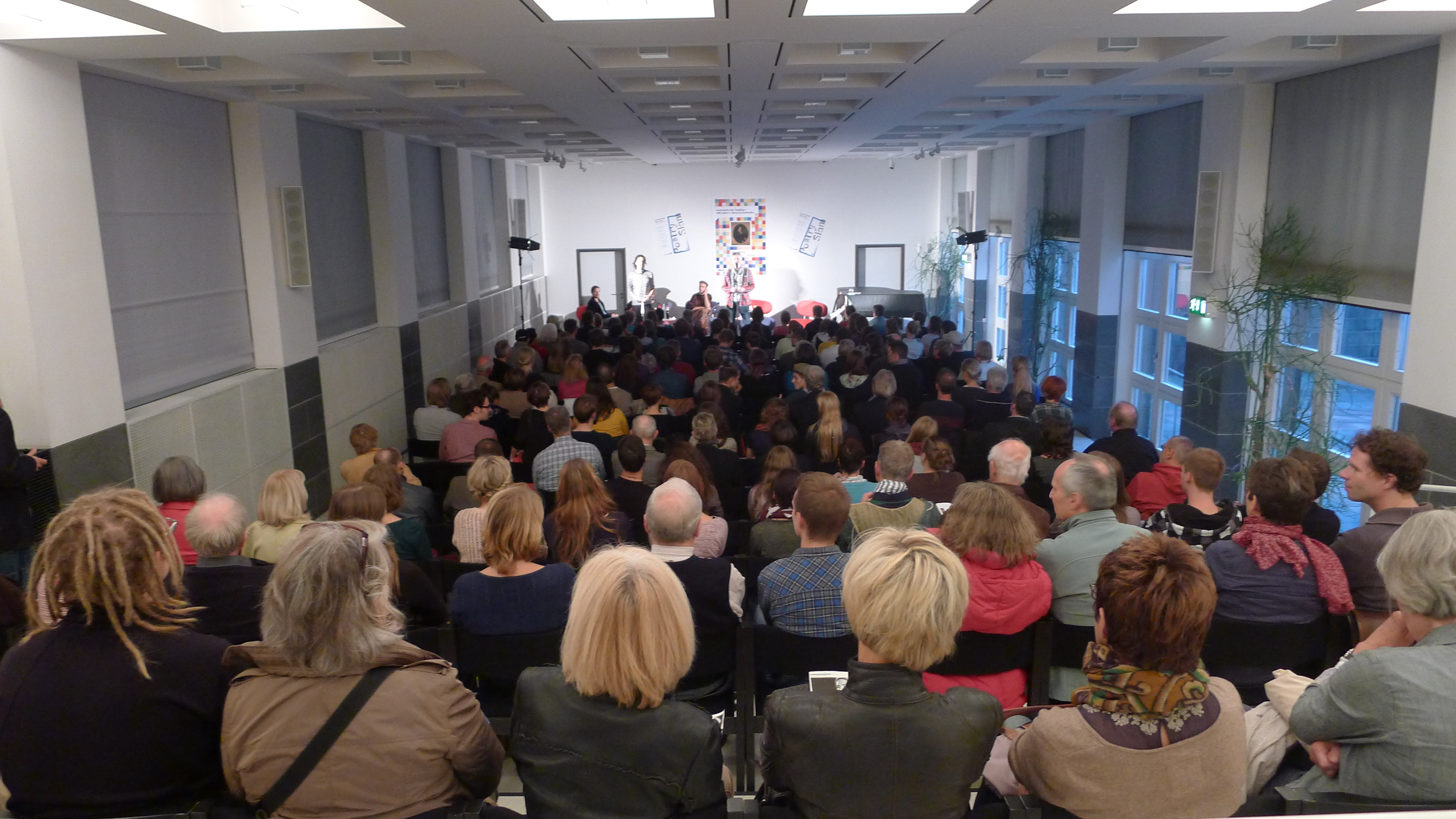 Das Foto zeigt den vollbesetzten Vortragssaal in der Badischen Landesbibliothek zur Eröffnung der Literaturtage 2013.