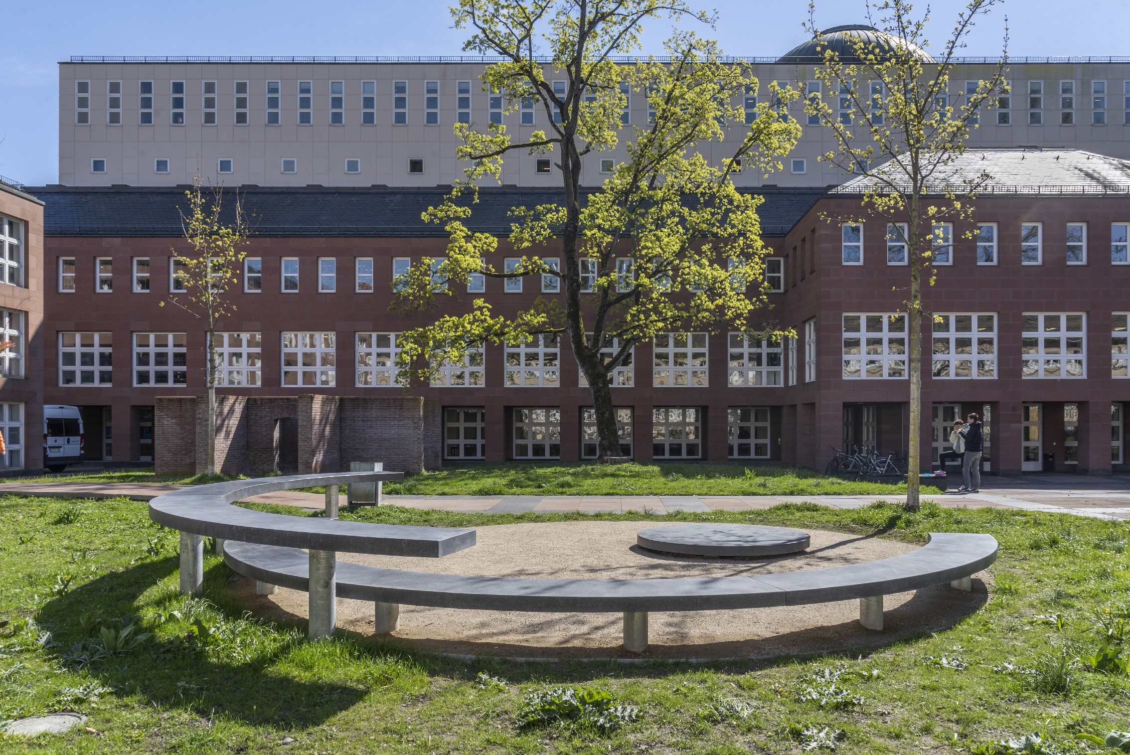 Das Foto von Oliver-Selim Boualam zeigt das neue Außenmobiliar „Another Level“ von Julius Bläser und Severin Geißler von der Hochschule für Gestaltung Karlsruhe.