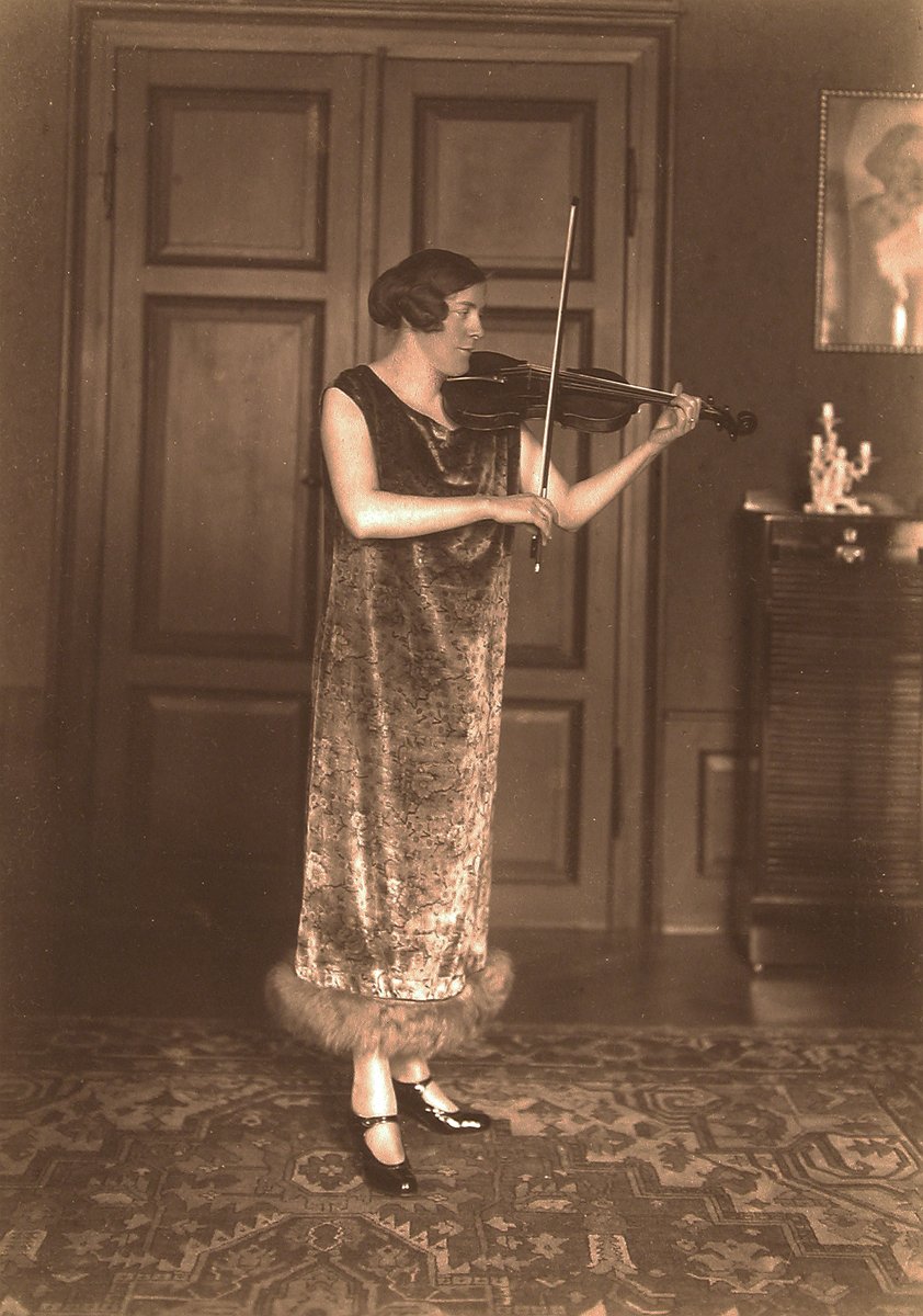 Das Foto zeigt Margarete Schweikert mit Geige in den 1920er-Jahren.
