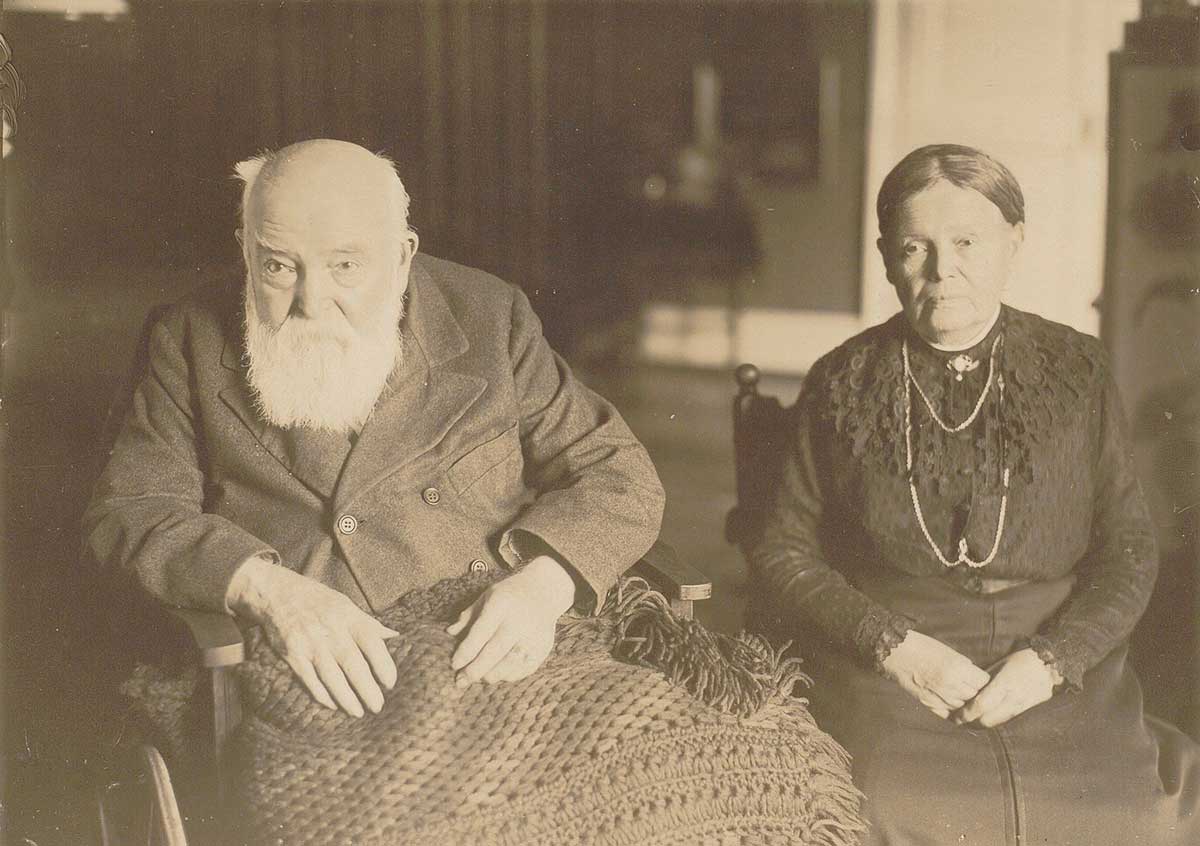 Schwarzweiße Porträtfotografie von Hans Thoma und seiner Schwester.