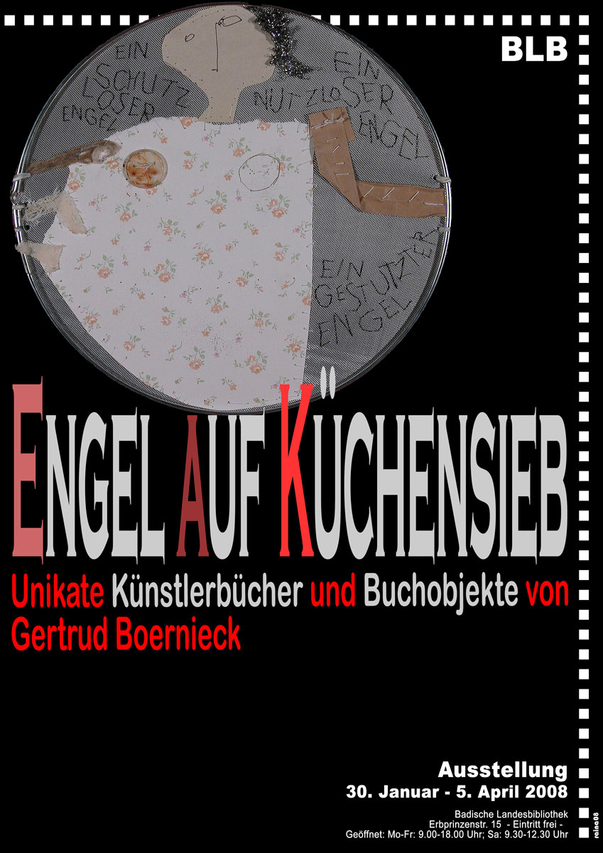 Auf dem Plakat befindet sich eine Darstellung eines Engels auf einem Küchensieb. Das Bild wurde mit einem schwarzen Grund hinterlegt. Ergänzt wird das Plakat durch Textinformationen zur Ausstellung.